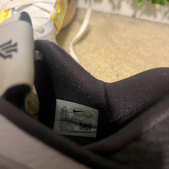 Size 10.5 Nike Kyrie Low White Game Royal With Box Included - Picture 12 of 14